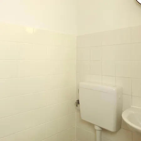 6 Bed Upscale شقة