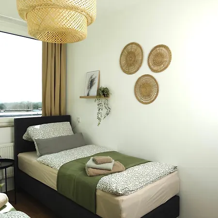 Apartment 6 Bed Upscale